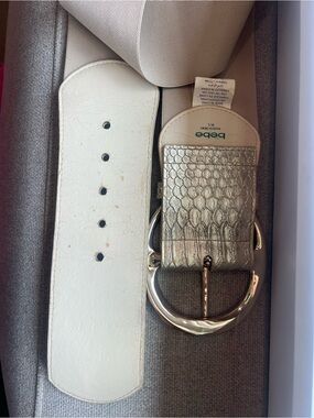 bebe White Waist Belt with Gold Snakeskin Accent Buckle